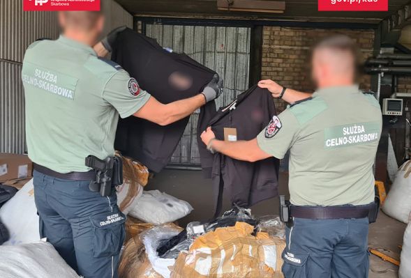 Podróbki w busie. Mazowiecka KAS zatrzymała odzież wartą 7 mln zł.