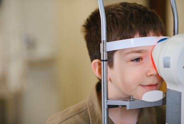 Jak rozwija się wzrok dziecka? Najważniejsze wskazówki dla rodziców     