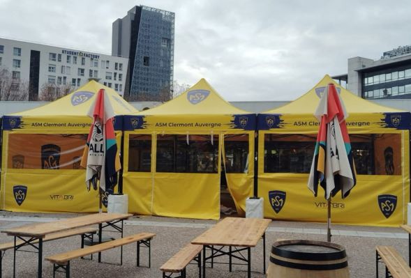 Gdy marka wychodzi w plener: namioty z nadrukiem jako architektura widoczności