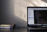 Podatki, cła i waluty. Jak legalnie sprzedawać za granicę na Shopify?