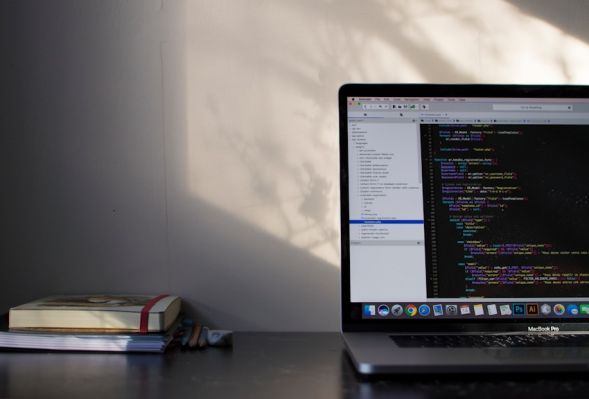 Podatki, cła i waluty. Jak legalnie sprzedawać za granicę na Shopify?