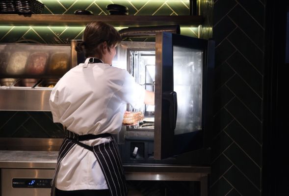 Piec konwekcyjny czy konwekcyjno-parowy - który wybrać do restauracji i czym naprawdę się różnią?